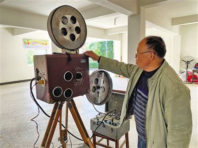 51年,他用光影点亮乡村的夜空